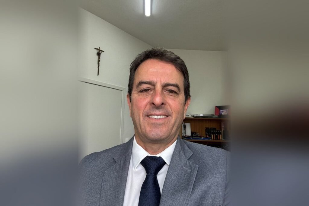 Dr. Marcos Leite, advogado trabalhista em Juiz de Fora MG, de terno no escritorio