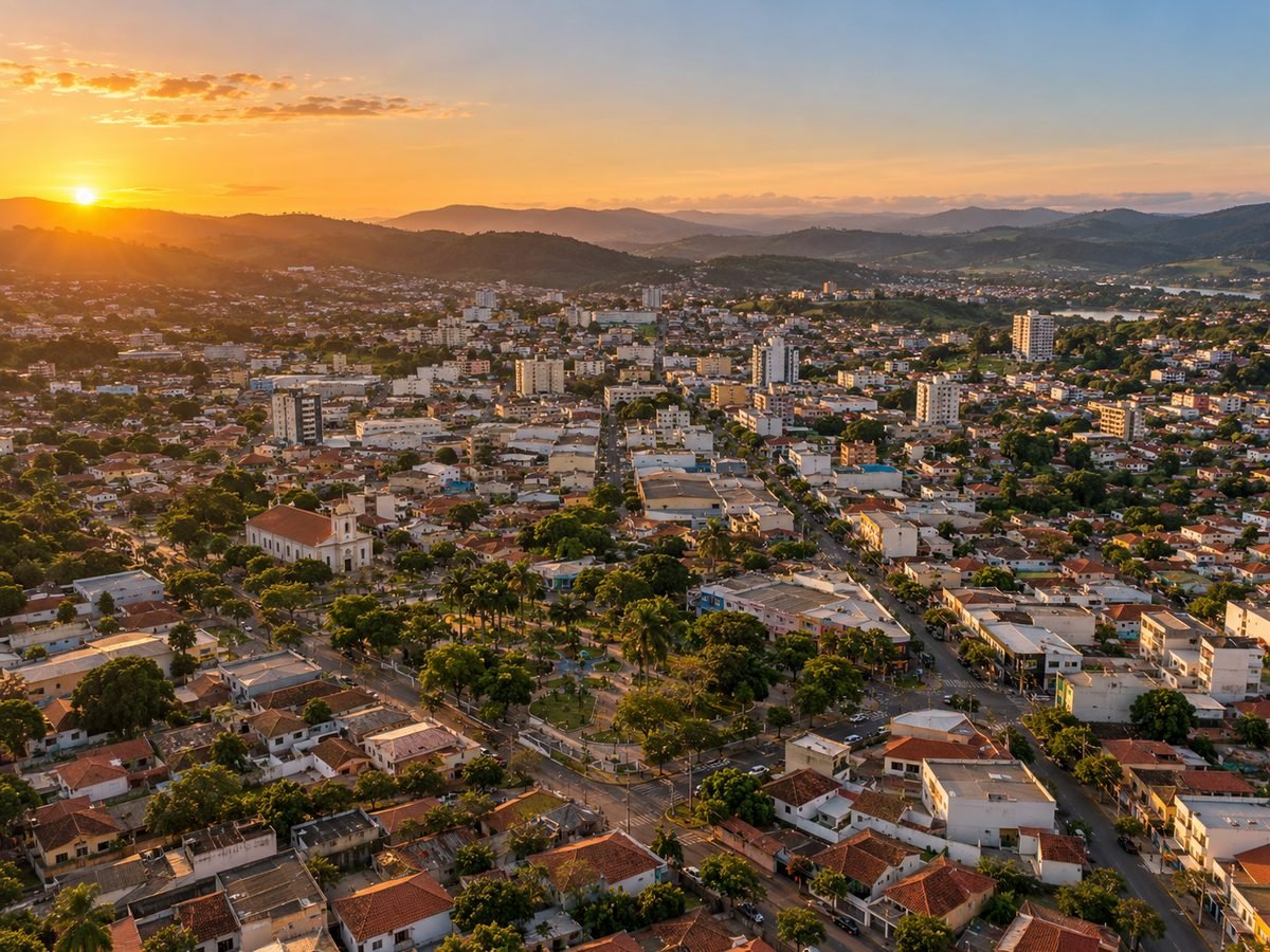 Vista aérea de uma cidade brasileira ao entardecer
